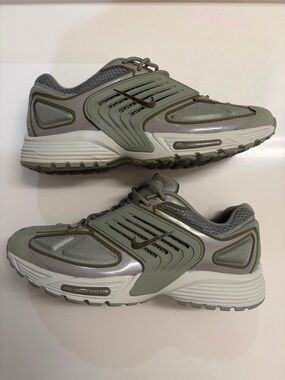 Nike Men’s Sneakers in Olive/Gray